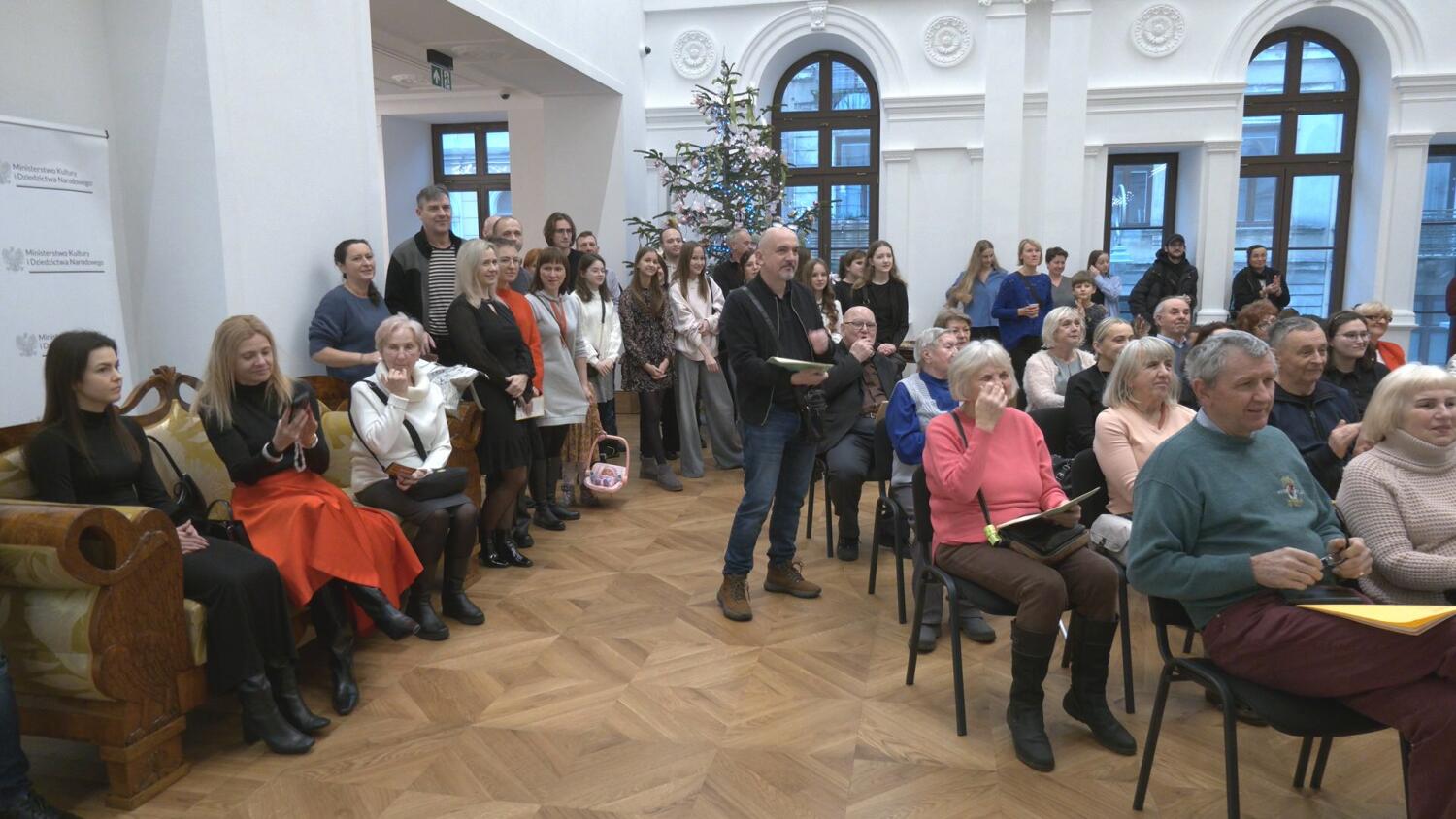 24122024-ubieranie-choinki-i-koledowanie-w-teatrze.mp4