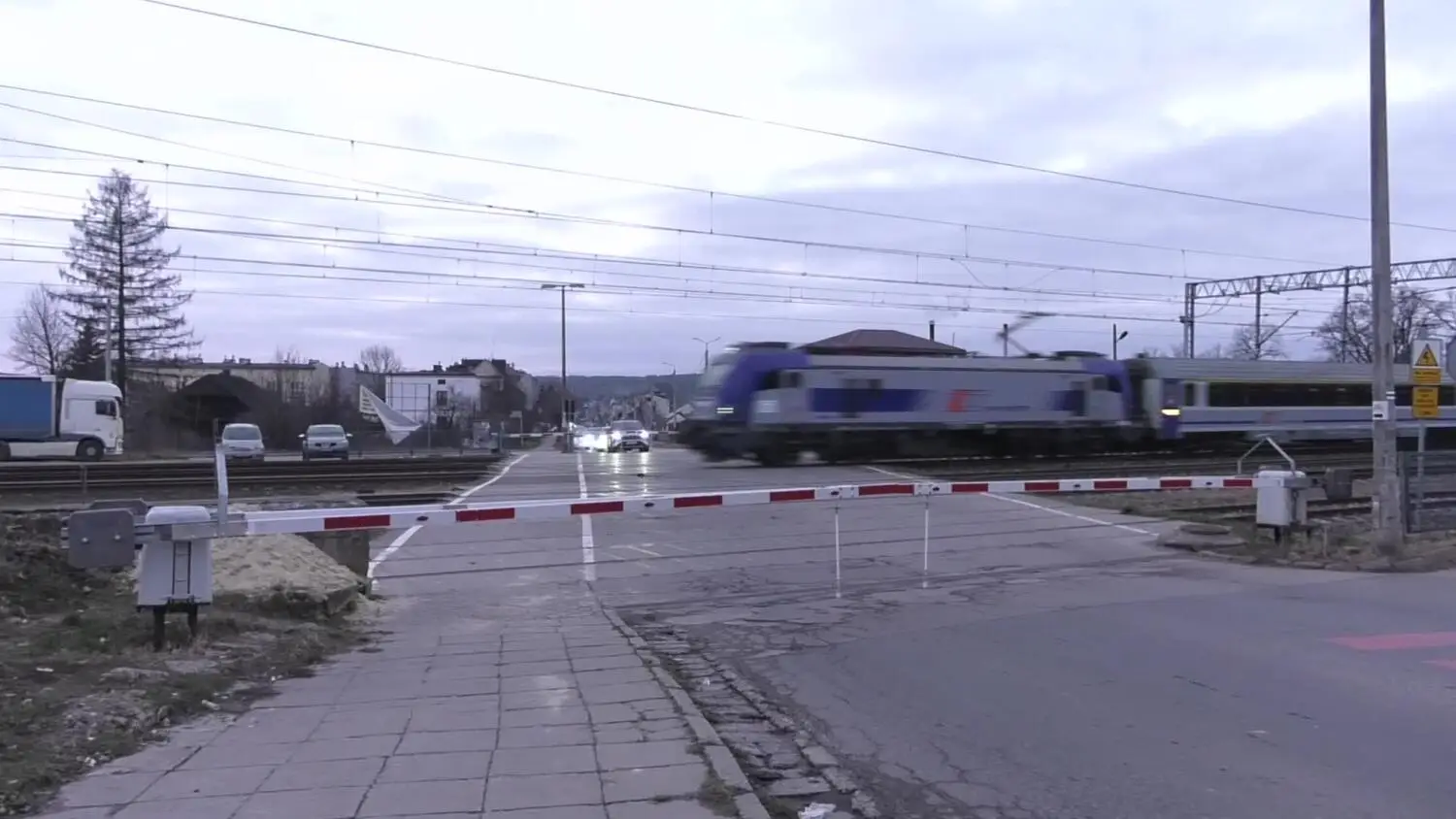 27122024-przejazd-kolejowy-suchedniow.mp4