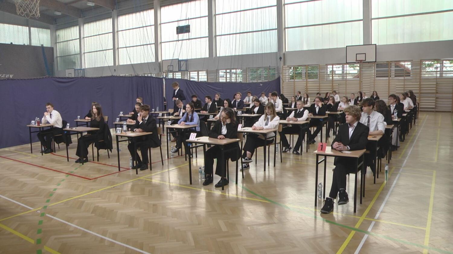 05052025-matura-z-polskiego-w-lo-im-sniadeckiego-popr2.mp4