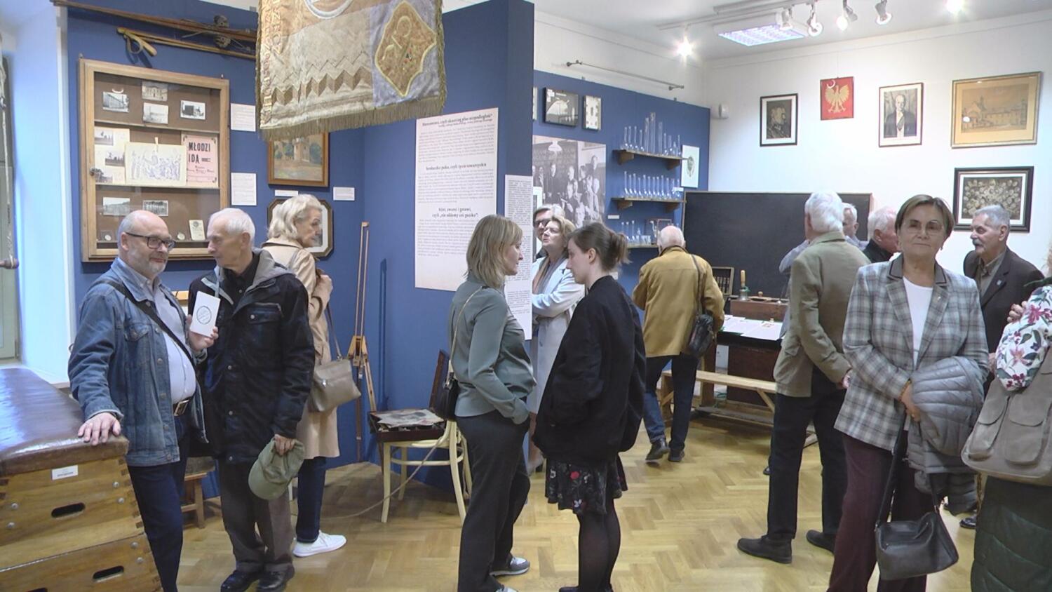 29092025-wystawa-o-historii-lo-zeromskiego-w-muzeum.mp4