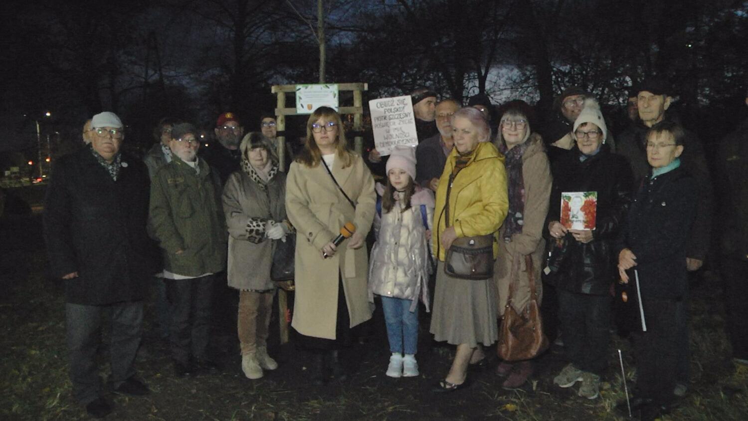 30102025-zasadzenie-drzewa-pamieci-piotra-szczesnego.mp4