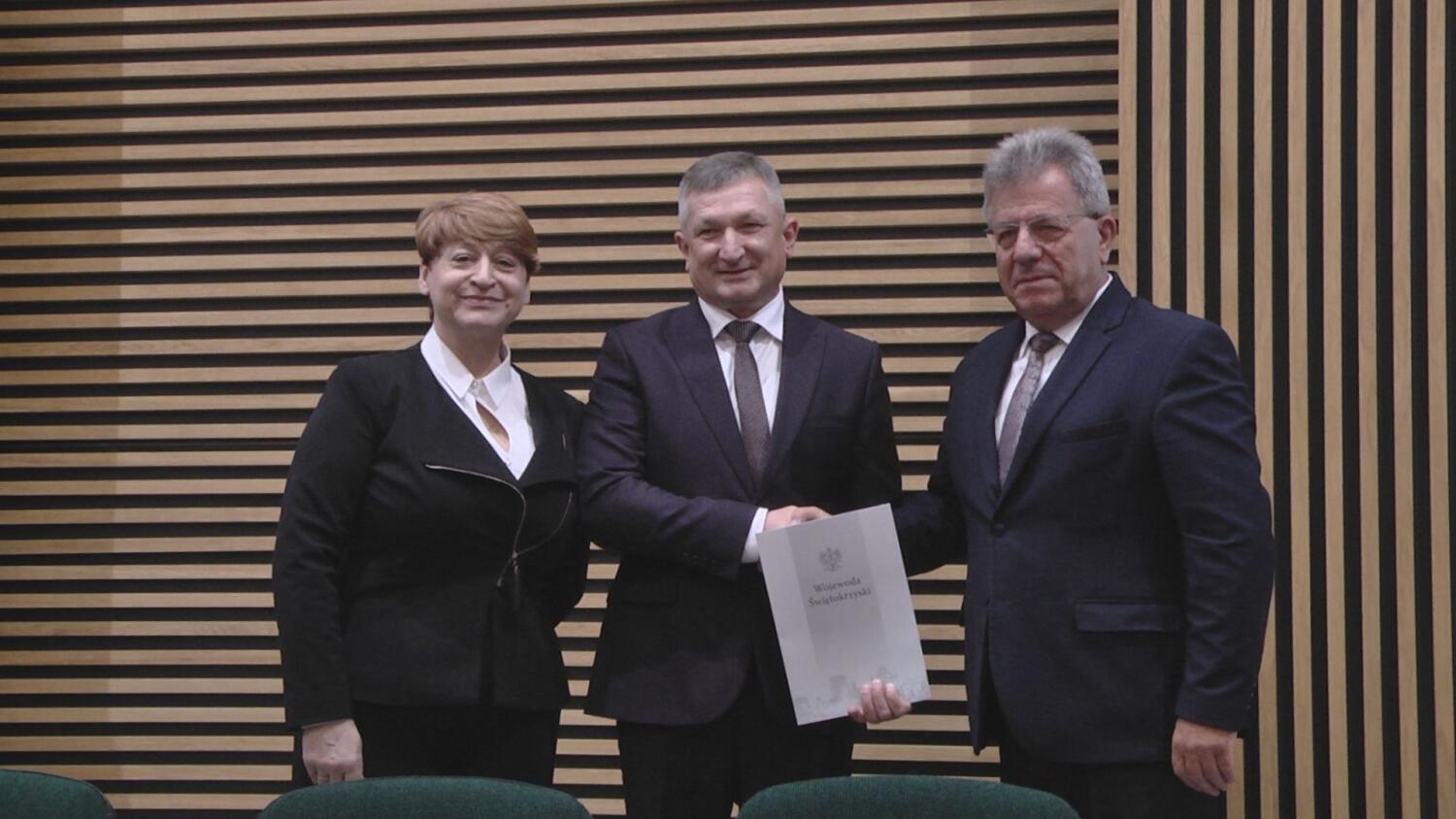 05112025-umowy-uw-z-gminami-o-naprawe-drog-po-deszczach.mp4